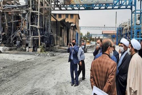 بازدید دادستان قم از محل آتشسوزی كارخانه صنایع شیمی مولدان