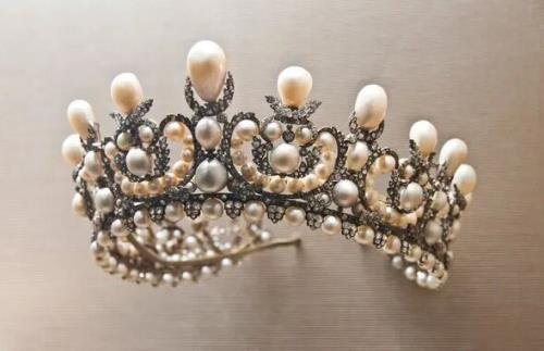 ارزش جواهرات سرقتی لوور چقدر بود؟