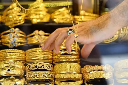 طلای مادر بعد از فوت میان همه وراث تقسیم می شود و دختران به تنهایی مالک آن نیستند